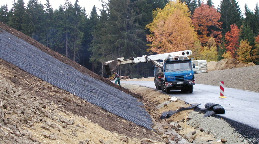 A közút feletti rézsű erózióvédelme