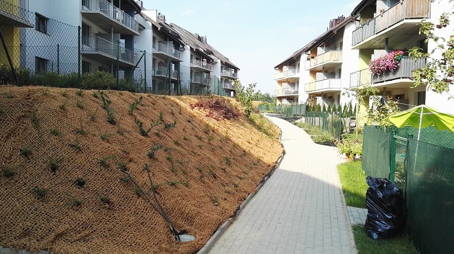 Kókuszháló a társasház melletti rézsűn