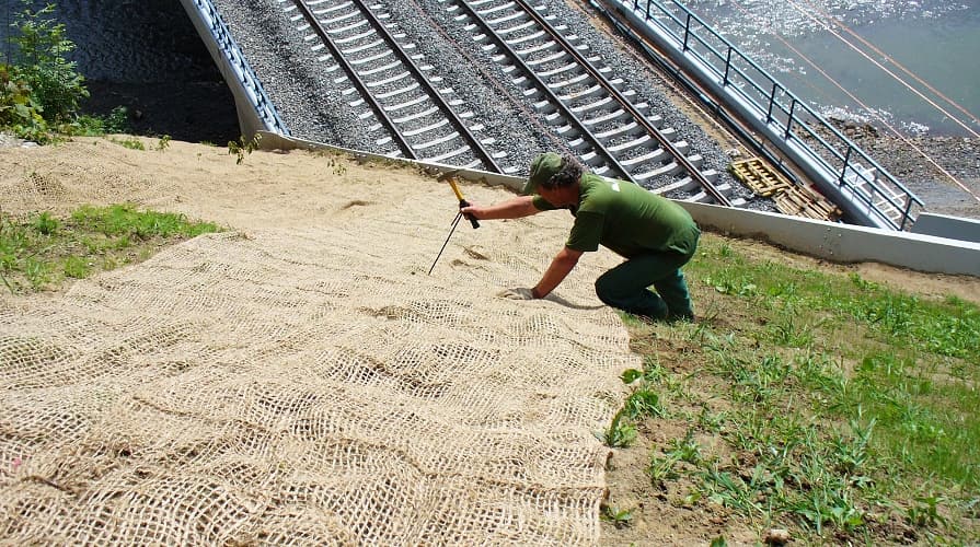 Jutaháló a vasúti alagút felett