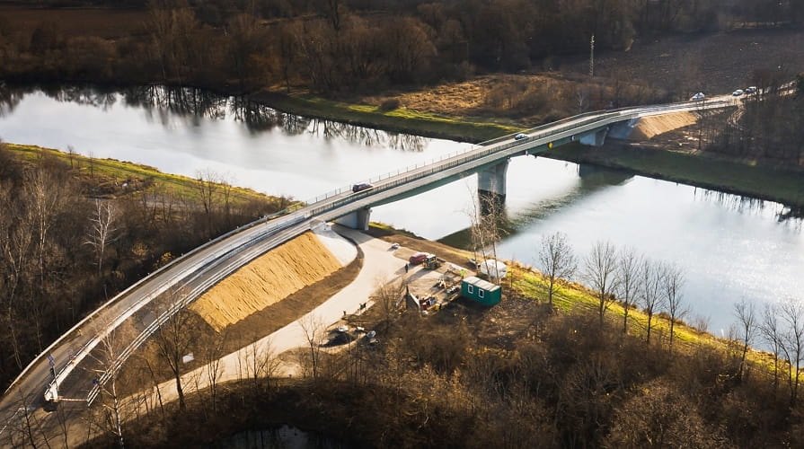 A gyaloghíd rézsűjének erózióvédelme