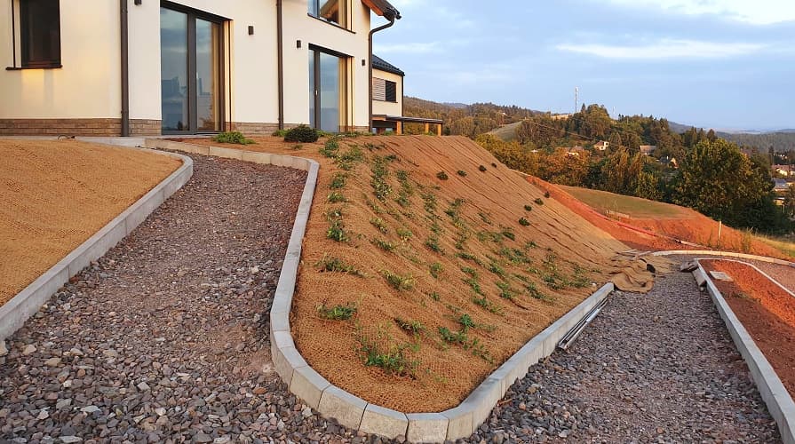 Erózióvédelmi hálók és szőnyegek a kertben