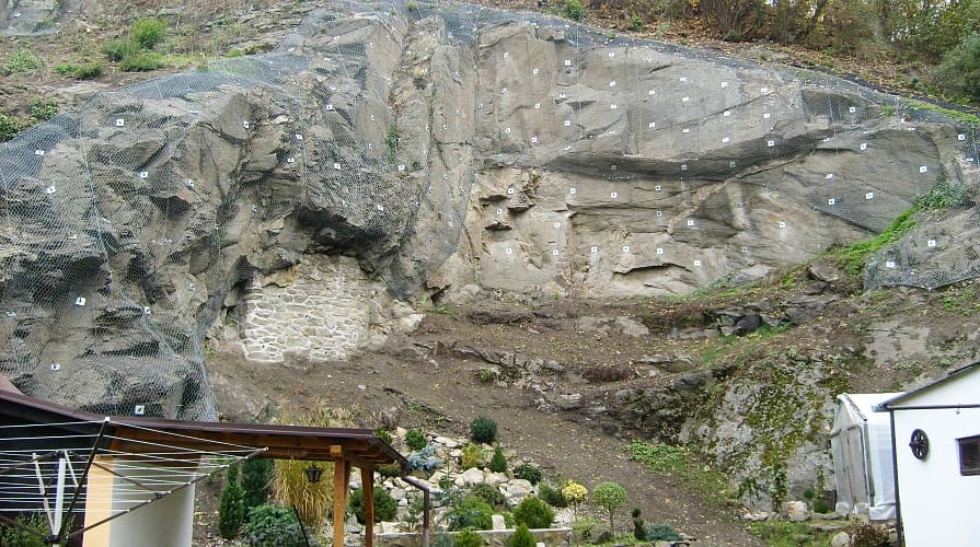 Geohálók sziklás rézsűkre